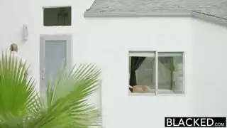 عارضة أزياء ممتلئة الجسم تنشق عن قضيب أسود طويل لنجم إباحي