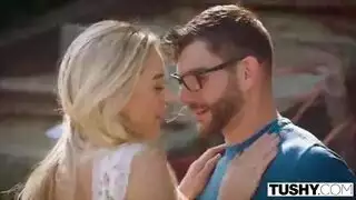 الشقراء المشاغبة تأخذ ضربًا قويًا من الخلف من فحل الحفلة