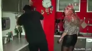 قذف داخل المطبخ: عامل الصيانة يضاجع ربة منزل مثيرة بعمق