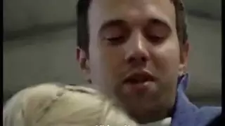 زوجها يسكر من كثرة الشراب و صاحبه ينيكها و يمتعها ويرعشها الإباحية نوفو