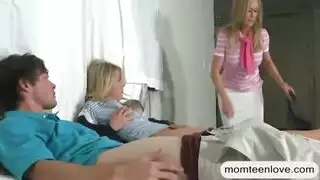 شباب مثيرون يتبادلون الشركاء ويمارسون الجنس الصعب في أفلام جنسية مثلية