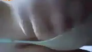 الأم العربية حنة تصرخ من المتعة خلال جلسة جنس جماعي صريحة