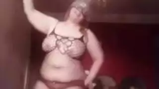 فتاة وقحة تحب الجنس العنيف في الحلق والمهبل