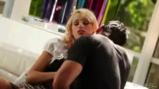 شقراء شقية تستمتع بنك قاسي في كلا الفتحتين