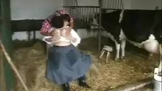 سكس قوي في الحظيرة مع فتاة مشعرة