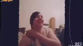 رقص مثير بقميص نوم شفاف وصدورها عارية