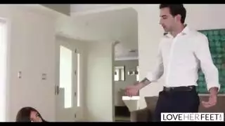 الطائر الصغير يحتاج الى الحب