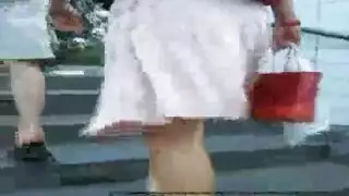 كاميرا خفية إباحية: رفع التنورات والتجسس على المؤخرات الكبيرة