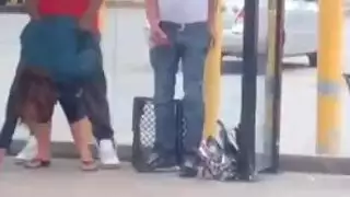 جنس عفوي في محطة الباص: عرقي صريح