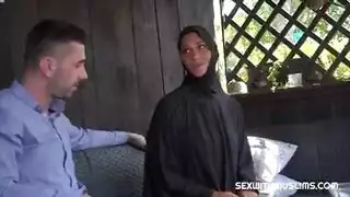 زوجة محجبة مستسلمة تتوق لقضيب مديرها الصلب