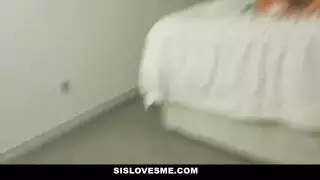 خيال الشواء: فتاتان تخدمات قضيب شاب