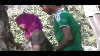 فتاة عربية محجبة تأخذ جماعًا قاسيًا من زميلها في الخارج