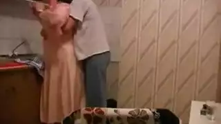 روسي سكران يملأ خالته بمنيه على أرضية المطبخ