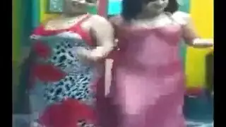 إباحية صريحة: عاهرات تتراقص بشكل مغر قبل جماع جماعي