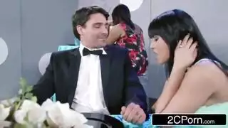 زوجة متهيجة تطلب جماعًا علنيًا في المطعم من زوجها